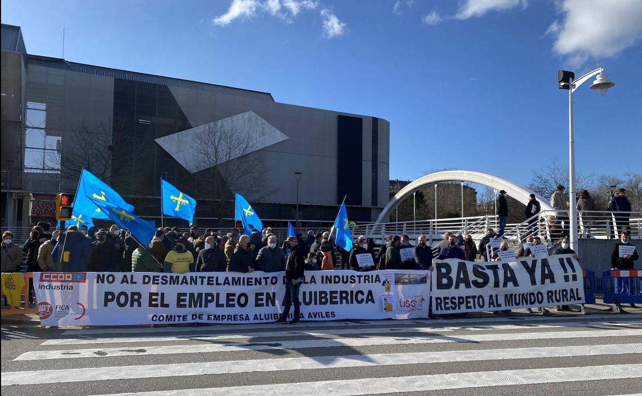 Concentración de trabajadores de Alu Ibérica ante el recinto ferial de Gijón.