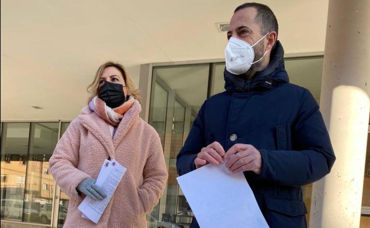 El alcalde de Siero, Ángel García, junto a la concejala de Urbanismo, Susana Madera.