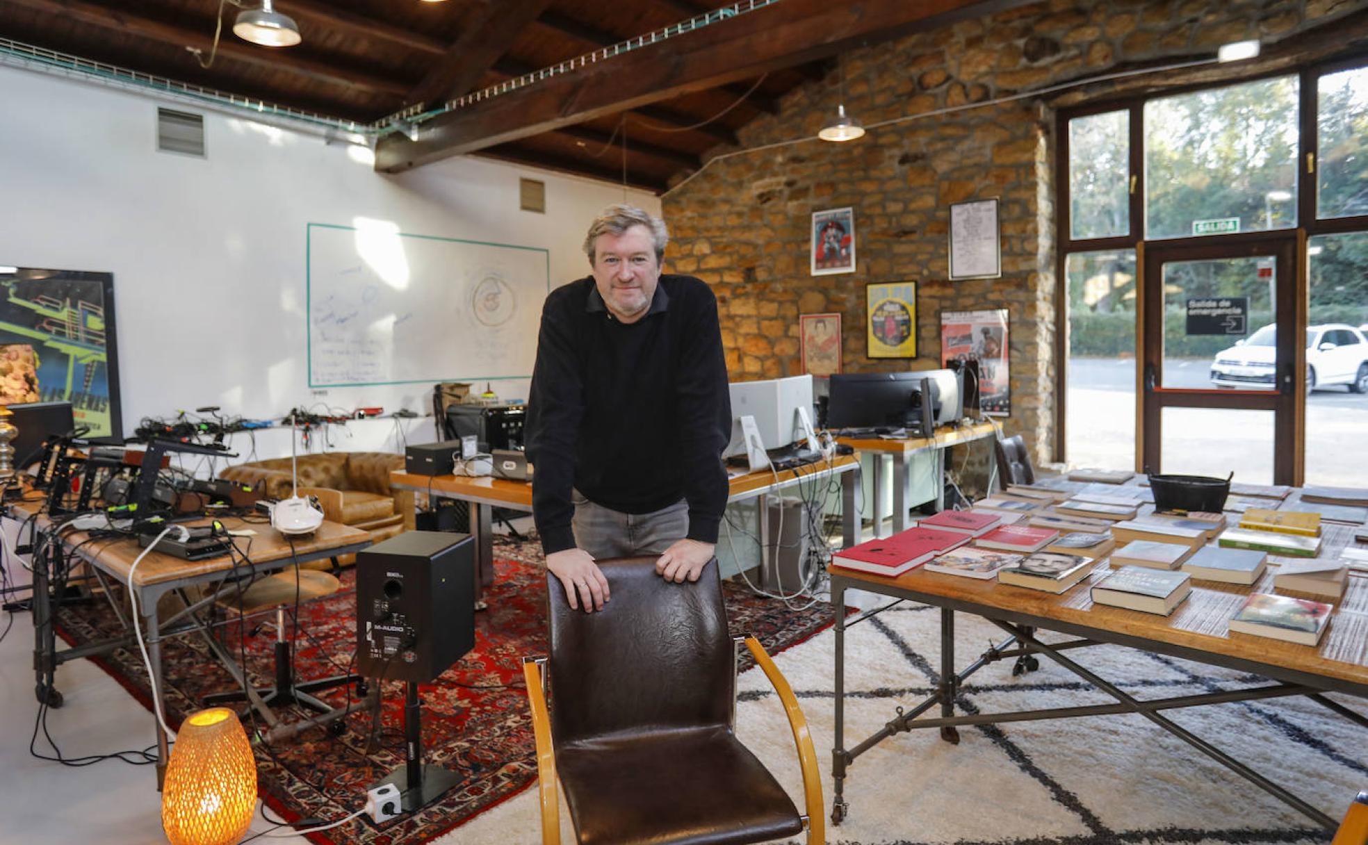 Alex Lawton posa en la zona de trabajo común de La Pipa, en Somió.