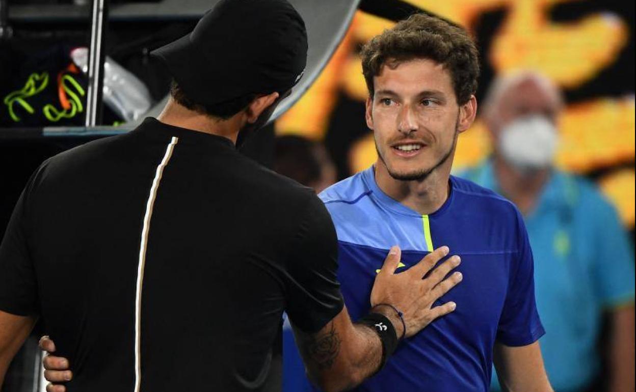 El tenista gijonés Pablo Carreño saluda al italiano Matteo Berrettini tras el partido.