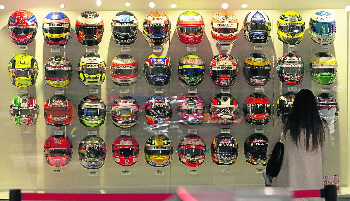 u Colección especial. El museo tiene una vitrina dedicada a los cascos que el ovetense ha ido intercambiando con sus rivales a lo largo de su trayectoria.