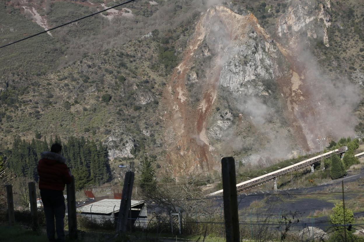 Los vecinos presenciaron las voladuras realizadas durante la semana en el desprendimiento de Soto de la Barca, en el corredor del Narcea, que obligó a cerrar al tráfico la carretera. 