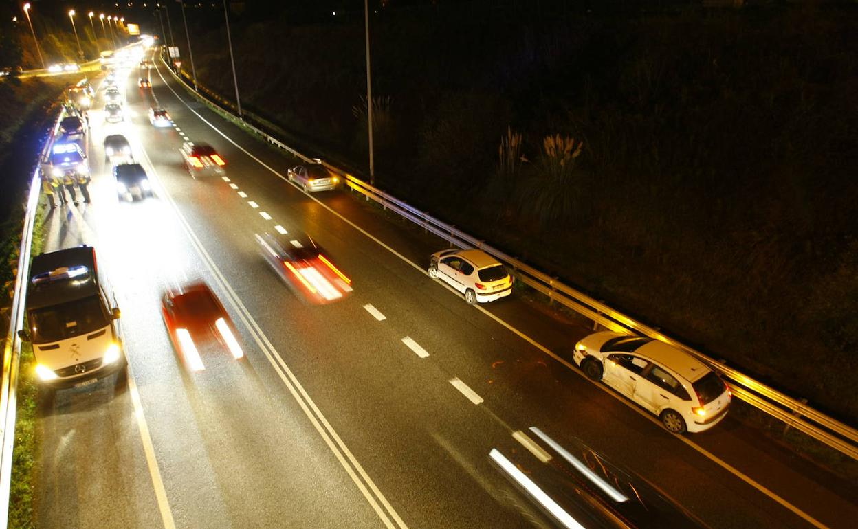 Tráfico nocturno en la Variante de Avilés. 