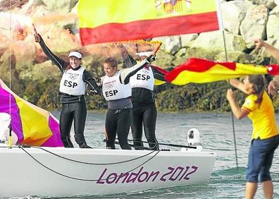 Imagen secundaria 1 - 37 años. La regatista Ángela Pumariega, tras conseguir el oro olímpico en Londres. Ángela Pumariega, junto al Puerto Deportivo.