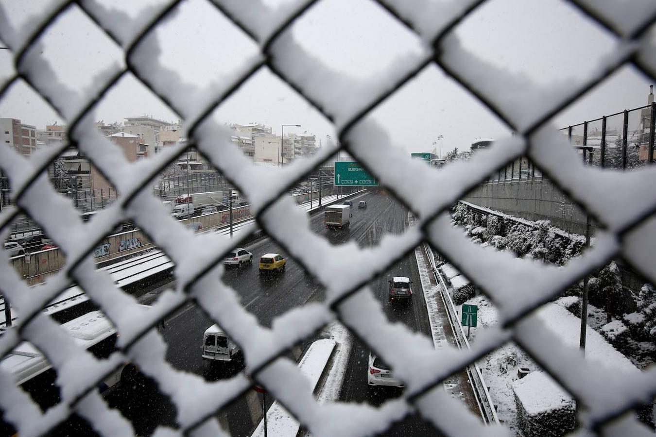 La Acrópolis de Atenas se despertó este lunes bajo un manto de nieve al igual que otros monumentos de la antigüedad en la capital griega y sus paisajes cotidianos, ofreciendo un espectáculo excepcional en medio de la ola de frío que el temporal Elpís ha dejado tras de sí.