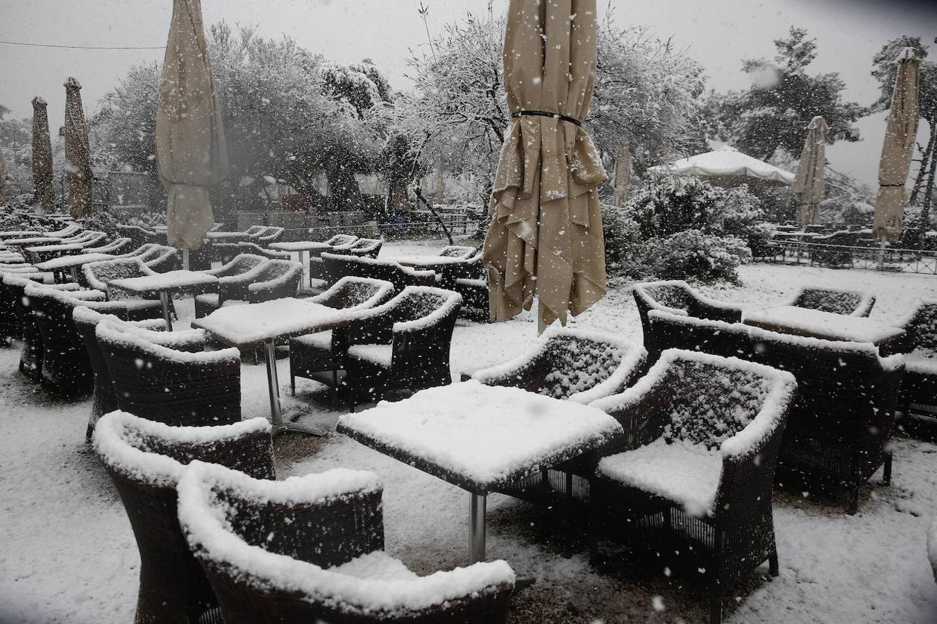 La Acrópolis de Atenas se despertó este lunes bajo un manto de nieve al igual que otros monumentos de la antigüedad en la capital griega y sus paisajes cotidianos, ofreciendo un espectáculo excepcional en medio de la ola de frío que el temporal Elpís ha dejado tras de sí.