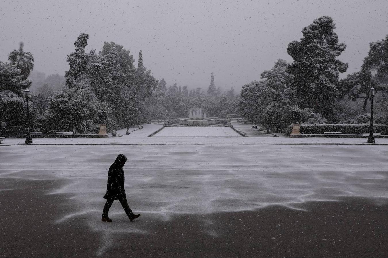 La Acrópolis de Atenas se despertó este lunes bajo un manto de nieve al igual que otros monumentos de la antigüedad en la capital griega y sus paisajes cotidianos, ofreciendo un espectáculo excepcional en medio de la ola de frío que el temporal Elpís ha dejado tras de sí.