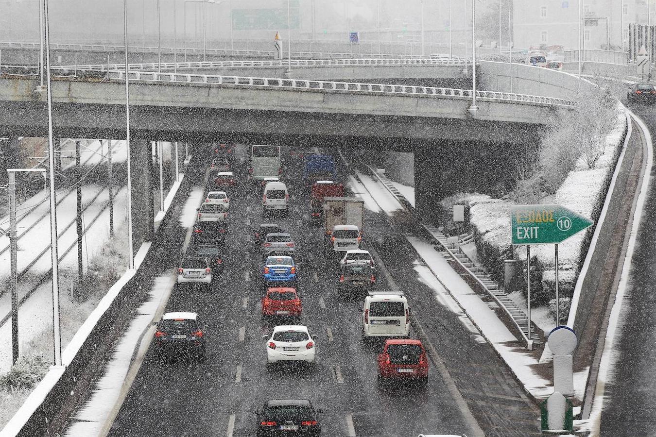 La Acrópolis de Atenas se despertó este lunes bajo un manto de nieve al igual que otros monumentos de la antigüedad en la capital griega y sus paisajes cotidianos, ofreciendo un espectáculo excepcional en medio de la ola de frío que el temporal Elpís ha dejado tras de sí.