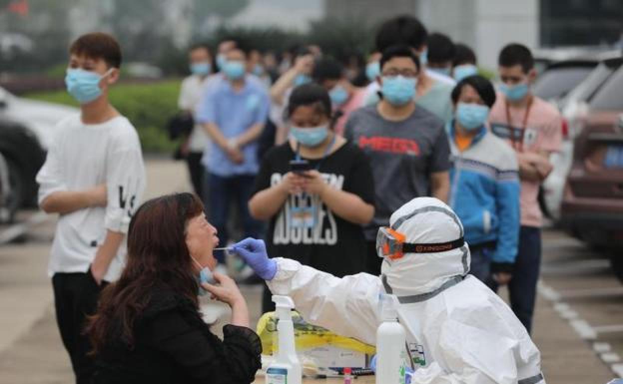 Sanitario realiza una prueba de coronavirus en Wuhan (China), en mayo de 2020.