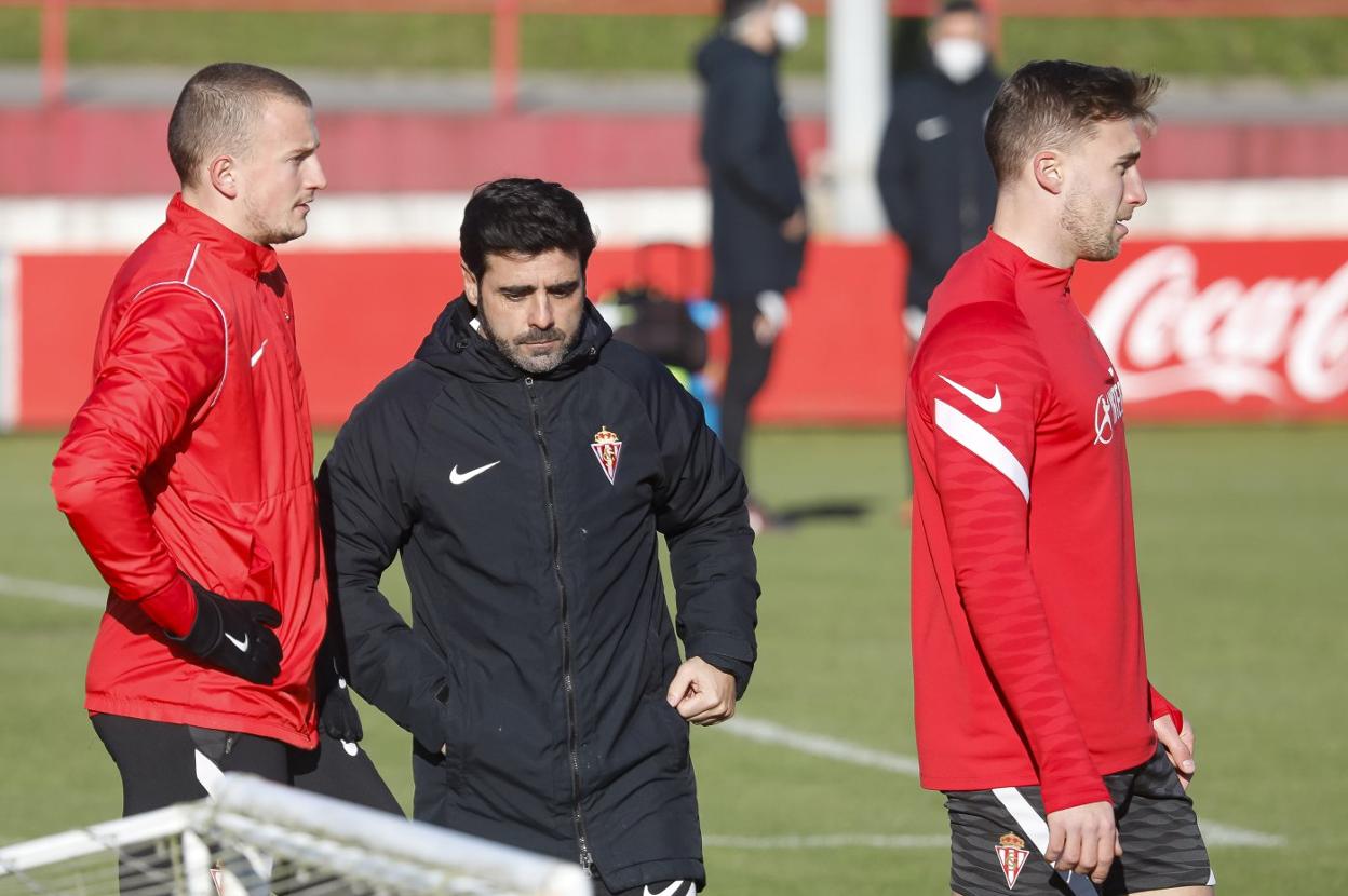 David Gallego, en el entrenamiento de ayer, entre Kravets y Bogdan.