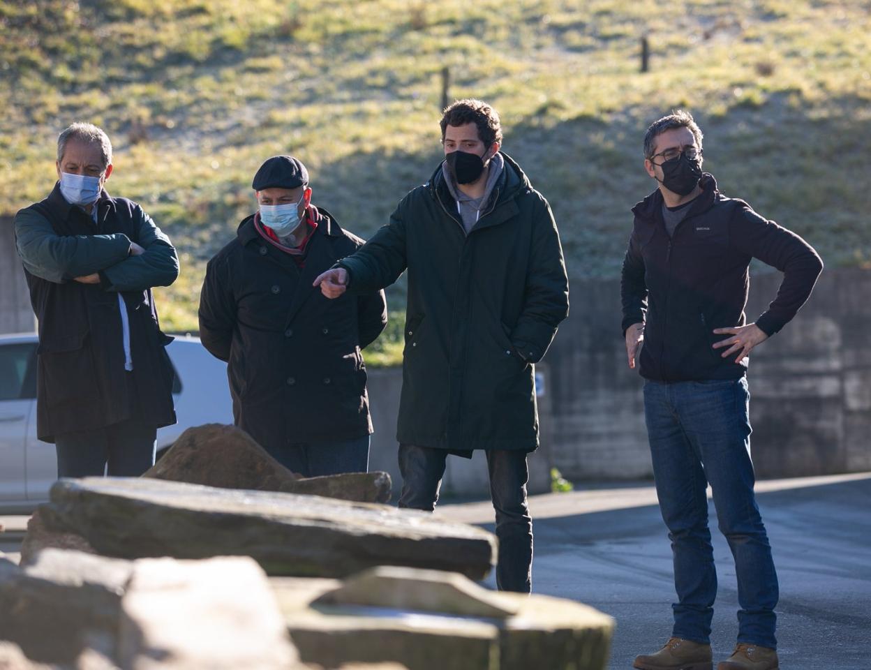 Víctor Manuel Suárez García; el arqueólogo de AAHA, Fernando Mora Rodríguez, y Abel Vega Cueto ayer en las instalaciones. 