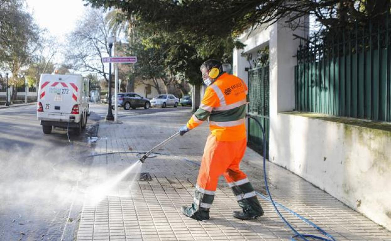Operarios de Emulsa baldean las calles de Gijón .