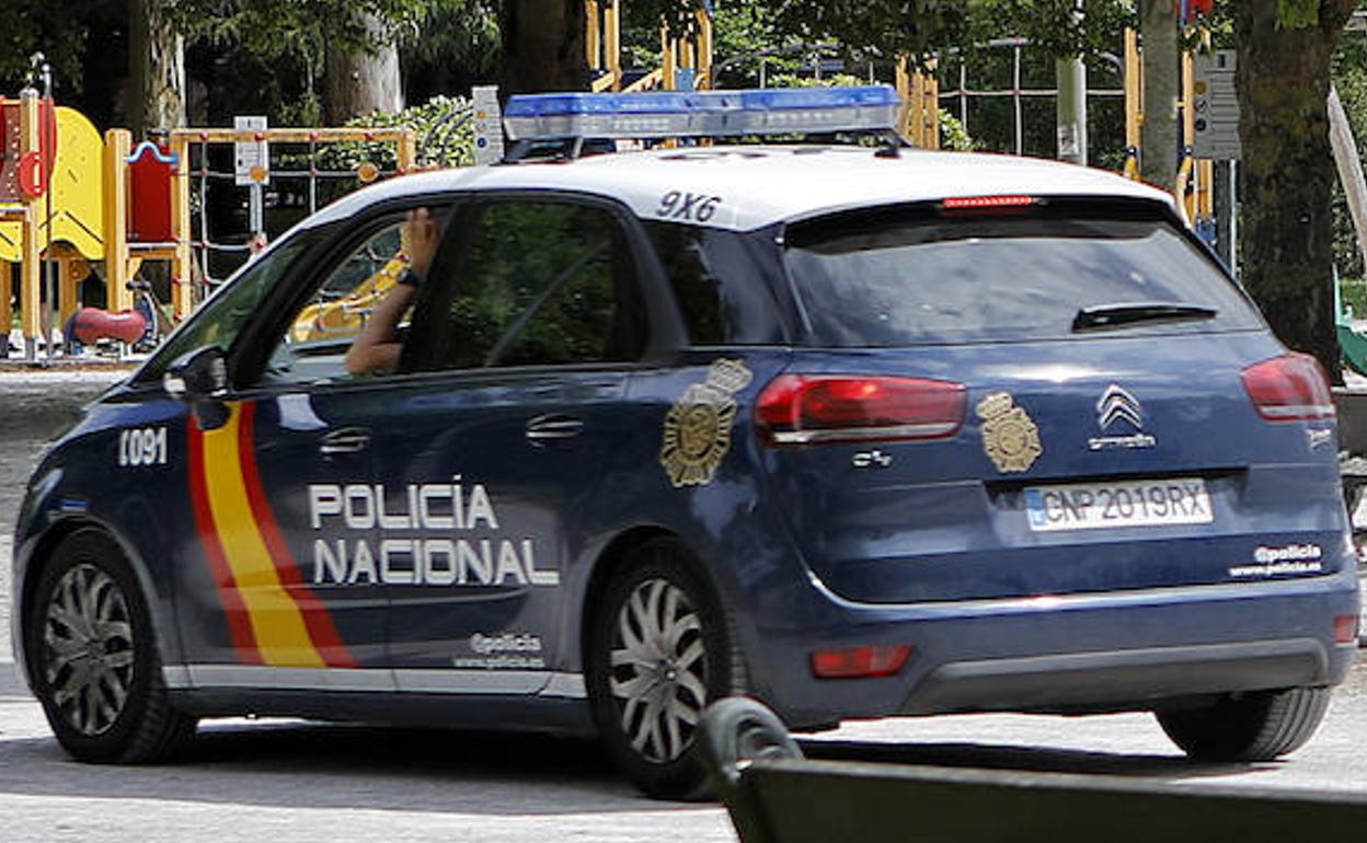 Un coche de la Policía Nacional patrulla por Gijón. 