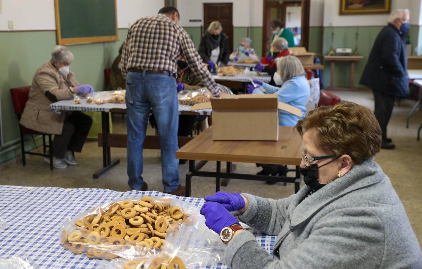 ove celebró este miércoles la bendición de San Blas con los tradicionales dulces, las rosquillas, con los que la parroquia rinde homenaje a su patrón.