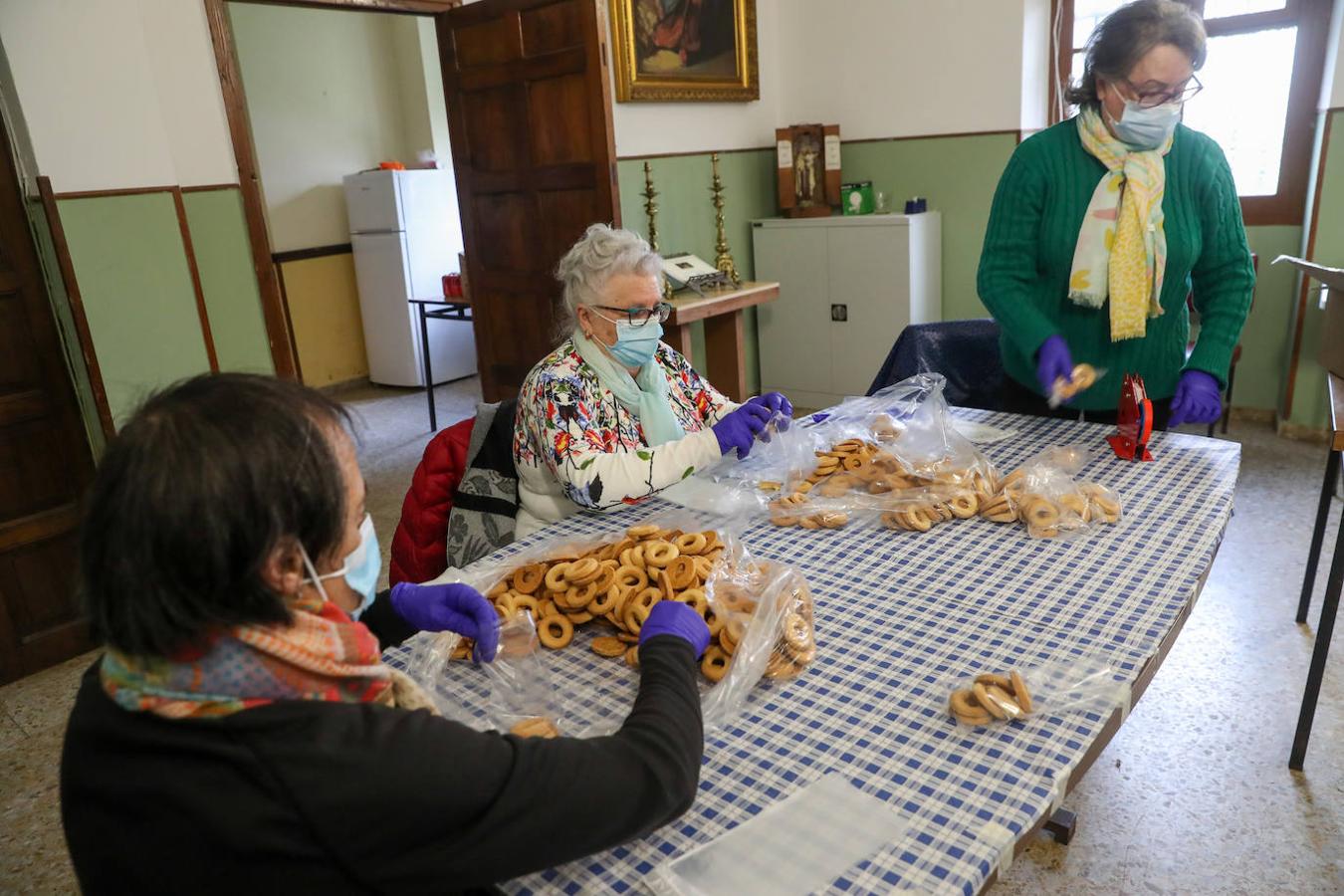 ove celebró este miércoles la bendición de San Blas con los tradicionales dulces, las rosquillas, con los que la parroquia rinde homenaje a su patrón.