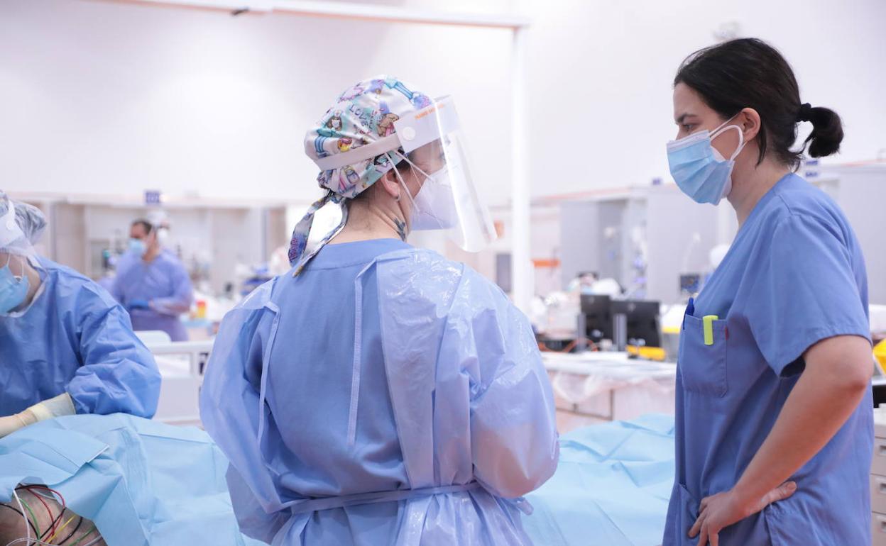 Personal sanitario, en una UCI del HUCA. 