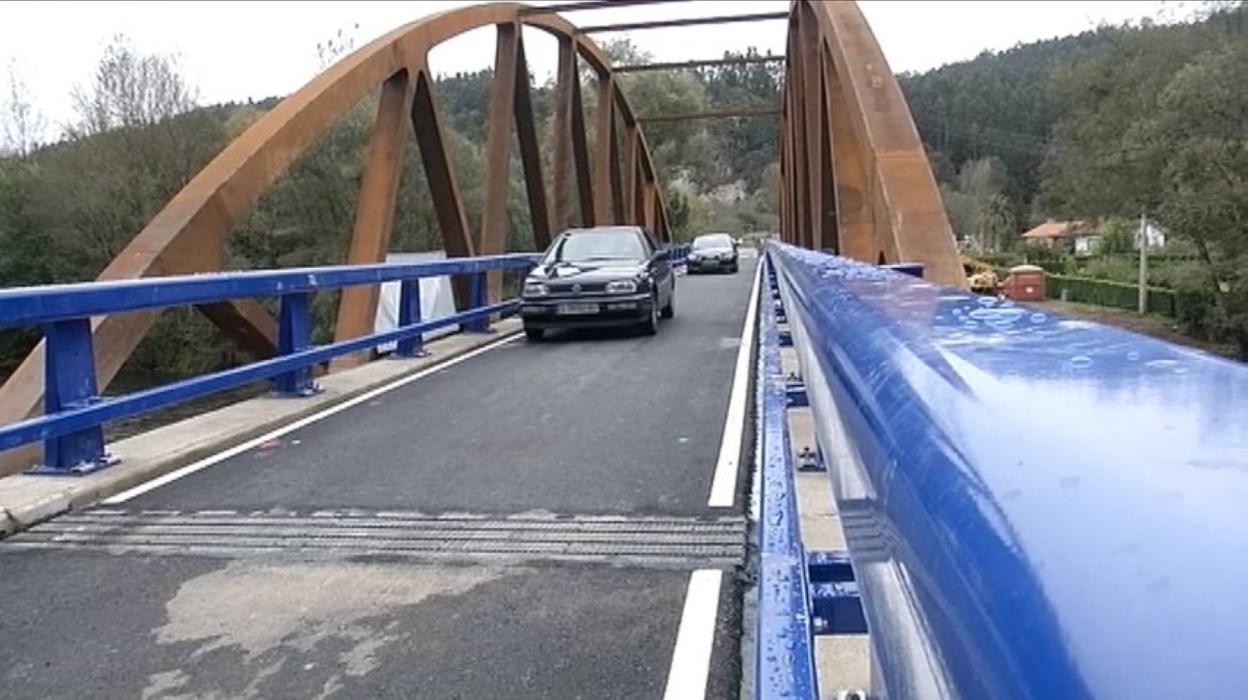 Dos vehículos cruzando el nuevo puente de Quinzanas. 