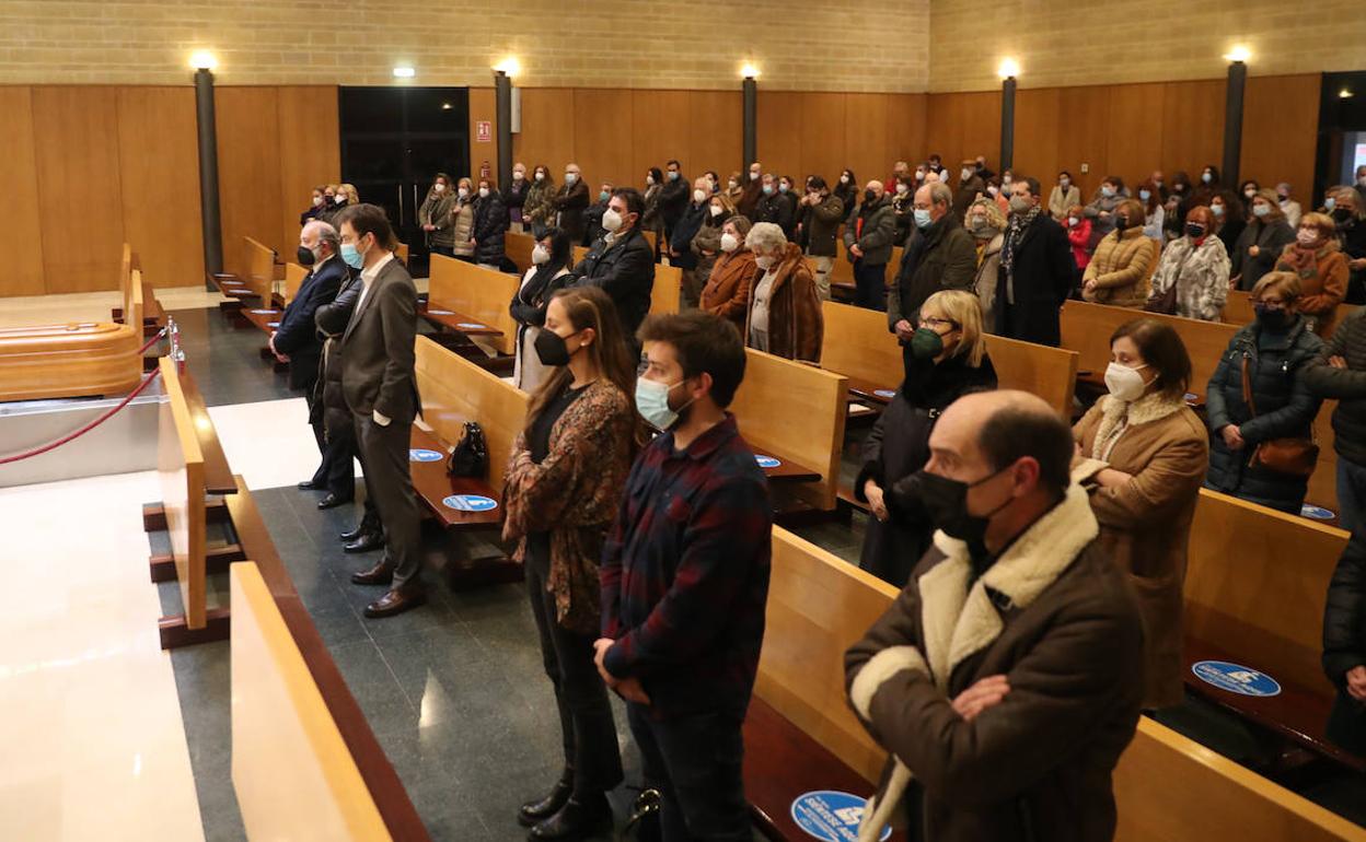 Amigos y conocidos en el funeral de Carmen Jove.