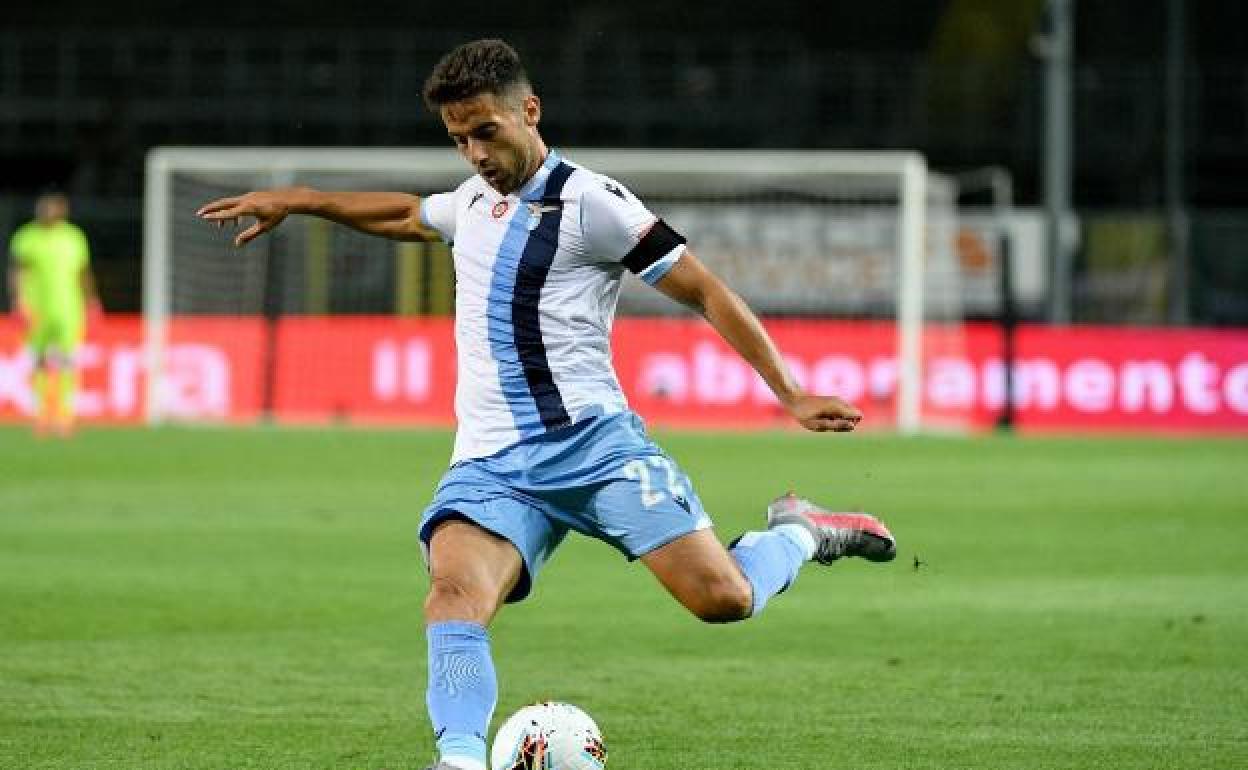 Jony, durante un partido con la Lazio, buscando un centro al área.