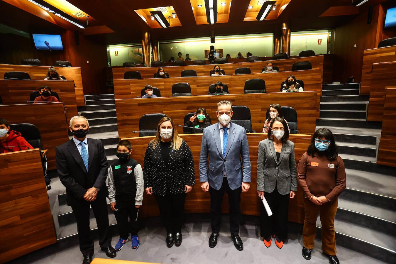 Multitud de escolares ha ocupado este jueves los sillones del salón de Plenos de la Junta General, en Oviedo, con motivo de la celebración de un pleno infantil en el que los jóvenes, de entre 12 y 17 años, han aportado su punto de vista entre los diversos temas que más les preocupan.