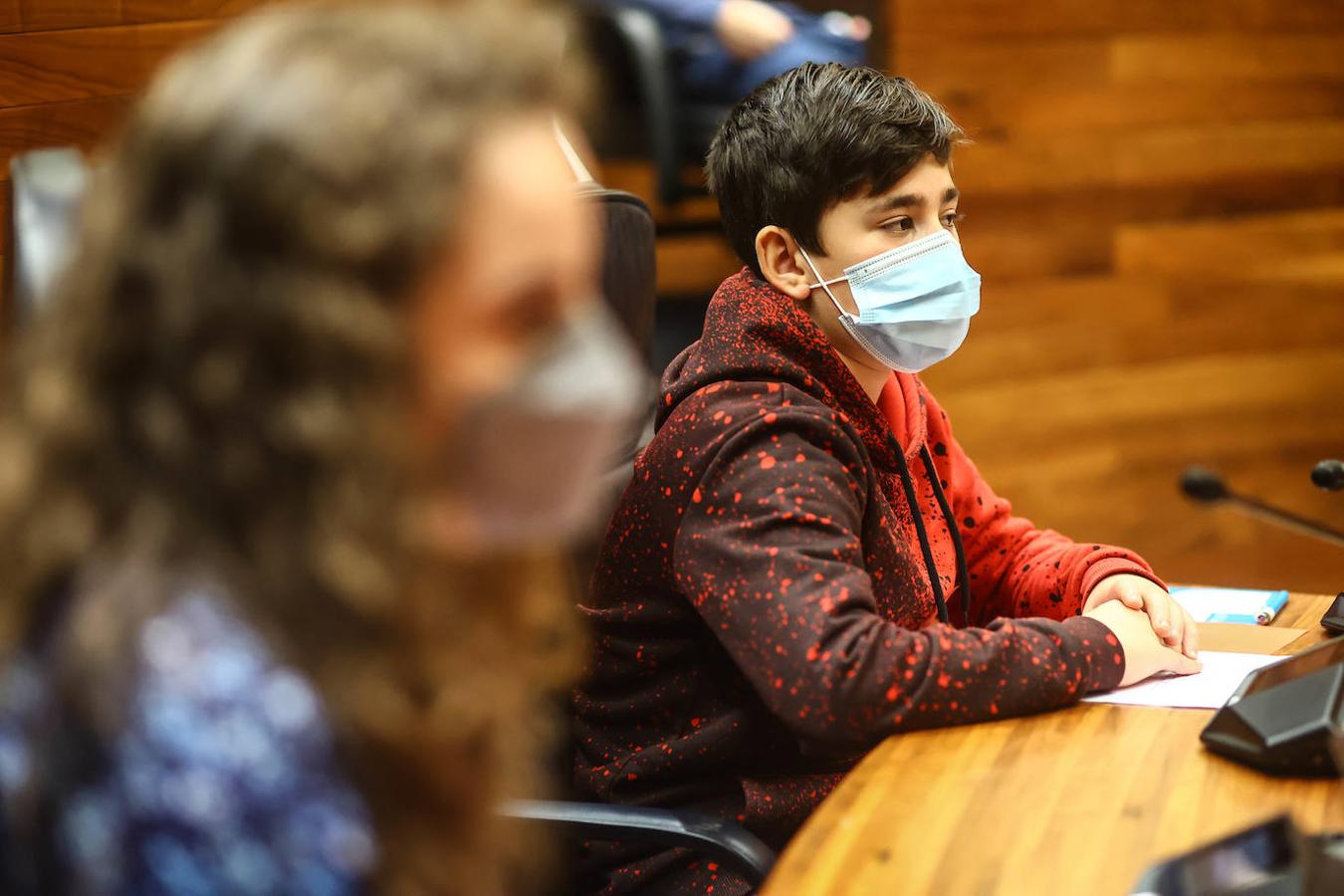 Multitud de escolares ha ocupado este jueves los sillones del salón de Plenos de la Junta General, en Oviedo, con motivo de la celebración de un pleno infantil en el que los jóvenes, de entre 12 y 17 años, han aportado su punto de vista entre los diversos temas que más les preocupan.