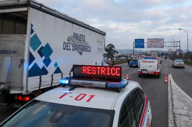 Controles policiales en la avenida del Príncipe de Asturias por las restricciones provocadas por el incremento de la contaminación. 