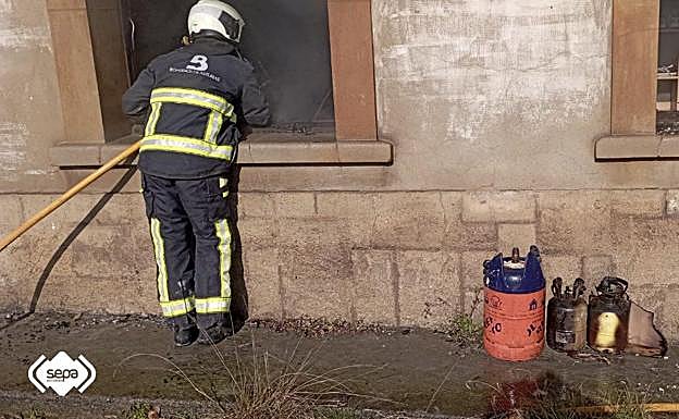 Imagen principal - Hasta el lugar del suceso se desplazaron bomberos de La Morgal y del parque de San Martín del Rey Aurelio.