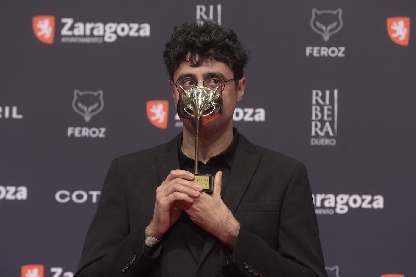 Chema García Ibarra posa con su Premio Feroz 2022 Arrebato Ficción, por 'Espíritu Sagrado' en la gala IX edición de los Premios Feroz