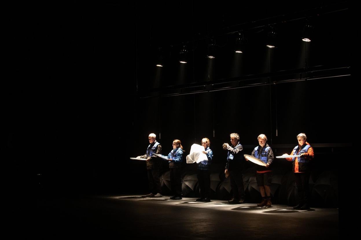 Los actores de la compañía gallega Chévere, sobre las tablas del Niemeyer. 