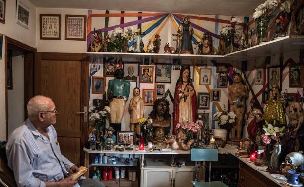 'Fefo', en el altar que limpió primero al volver a su casa.