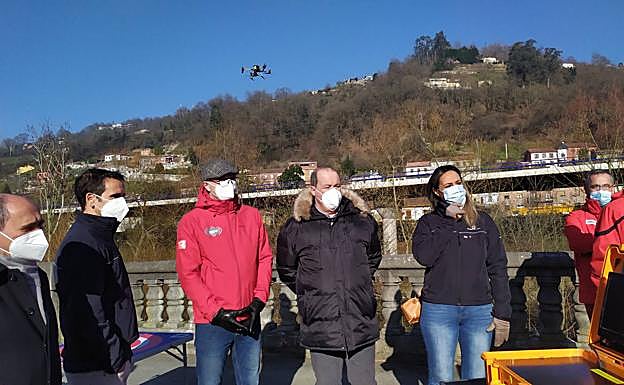 El director general de Seguridad y estrategia digital, Javier Fernández, el gerente del SEPA, Óscar Rodríguez, el alcalde de San Martín del Rey Aurelio, José Ángel Álvarez, y César Ortega, técnico de la empresa de medios aéreos del SEPA