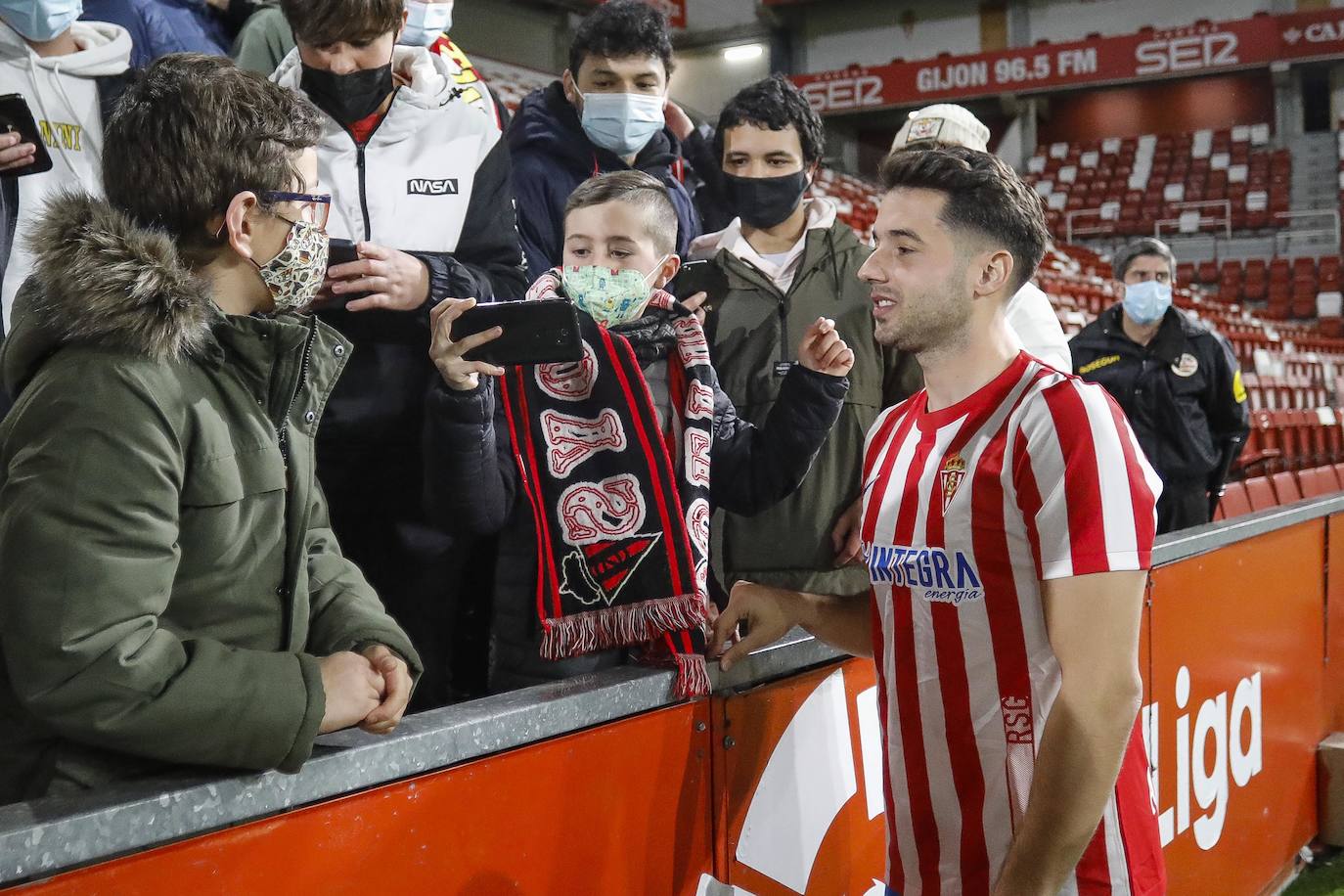 El extremo se presentó este lunes ante medio millar de aficionados que corearon su nombre y celebraron su vuelta al equipo rojiblanco.