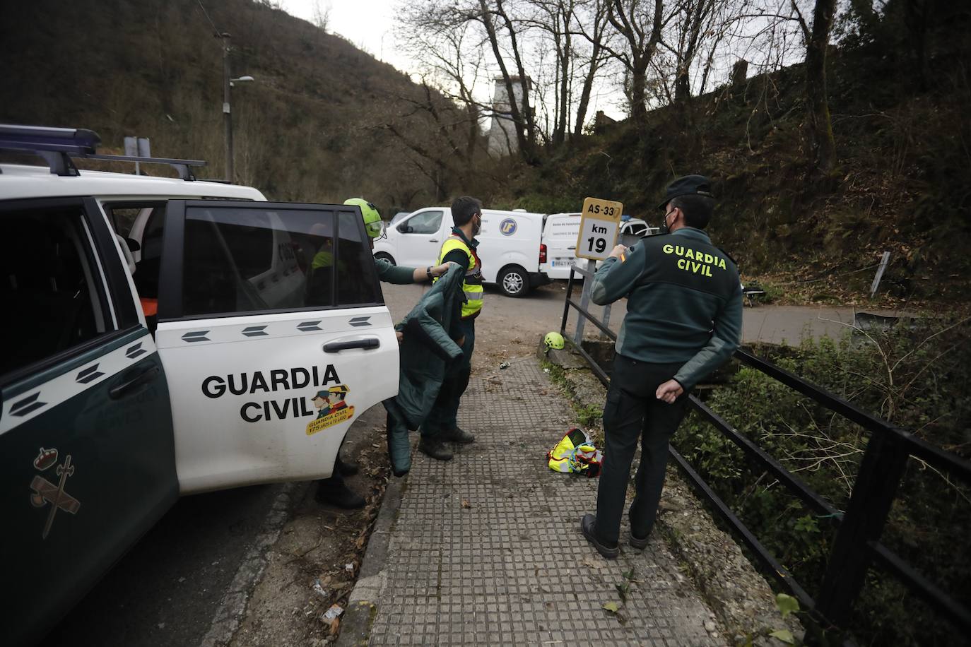 Según las primera hipótesis, la pareja cayó desde una altura de unos cuatro metros en la noche de ayer. Los cadáveres, descubiertos por un joven, estaban en una zona de difícil acceso y escasa visibilidad