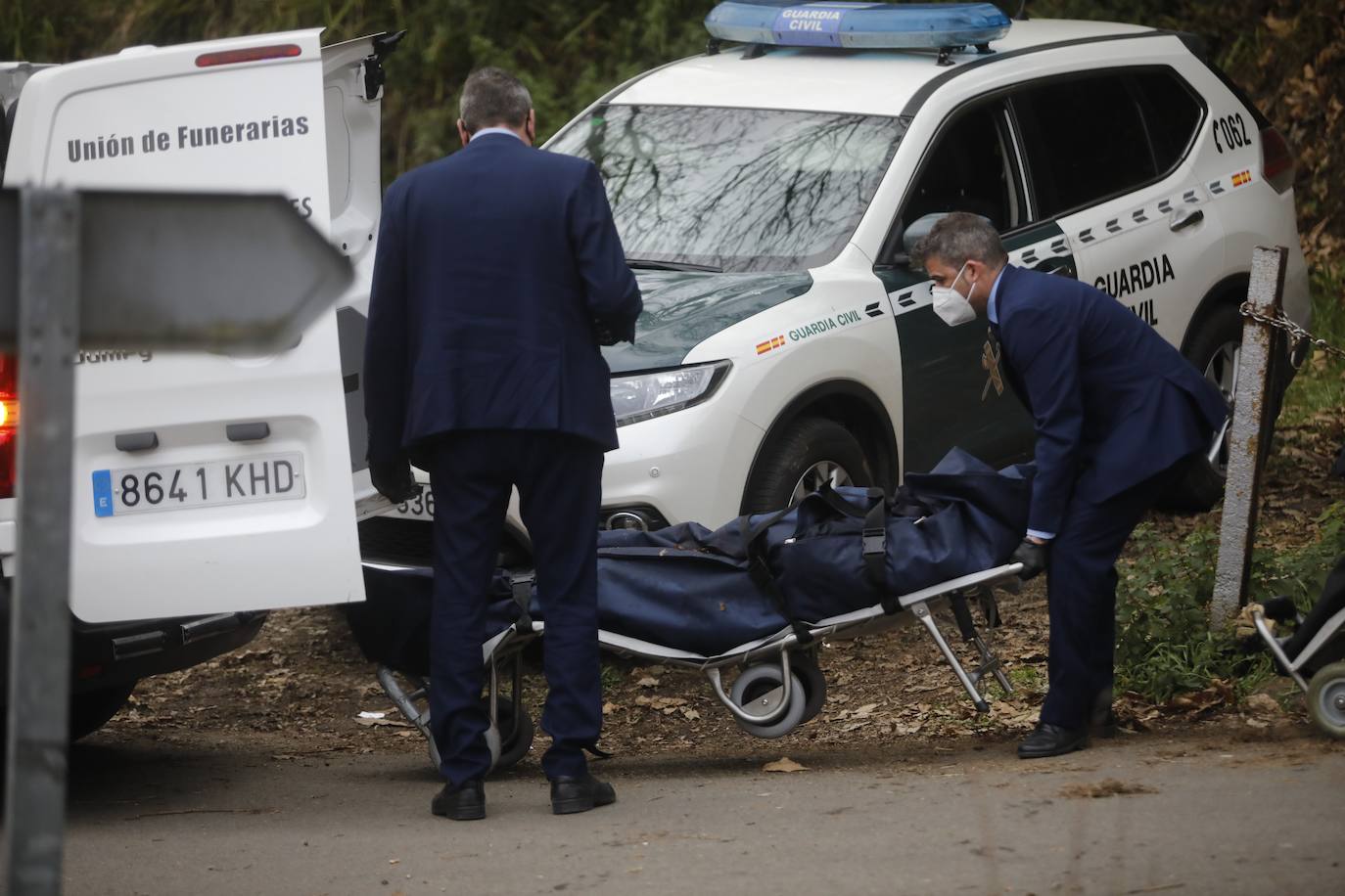 Según las primera hipótesis, la pareja cayó desde una altura de unos cuatro metros en la noche de ayer. Los cadáveres, descubiertos por un joven, estaban en una zona de difícil acceso y escasa visibilidad