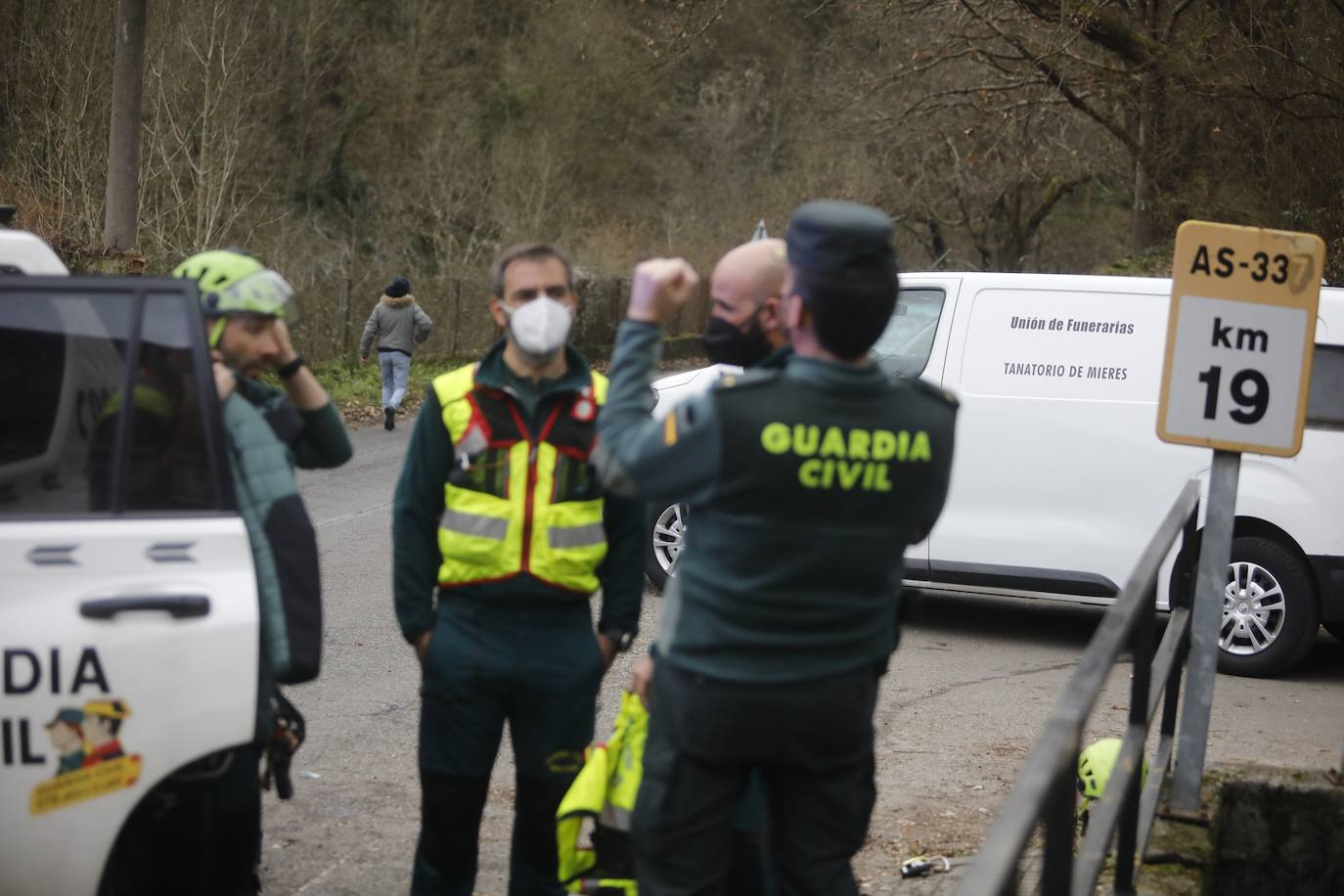 Según las primera hipótesis, la pareja cayó desde una altura de unos cuatro metros en la noche de ayer. Los cadáveres, descubiertos por un joven, estaban en una zona de difícil acceso y escasa visibilidad
