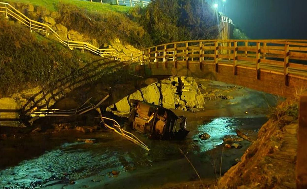 Estado en que quedó el turismo tras despeñarse carretera abajo. 