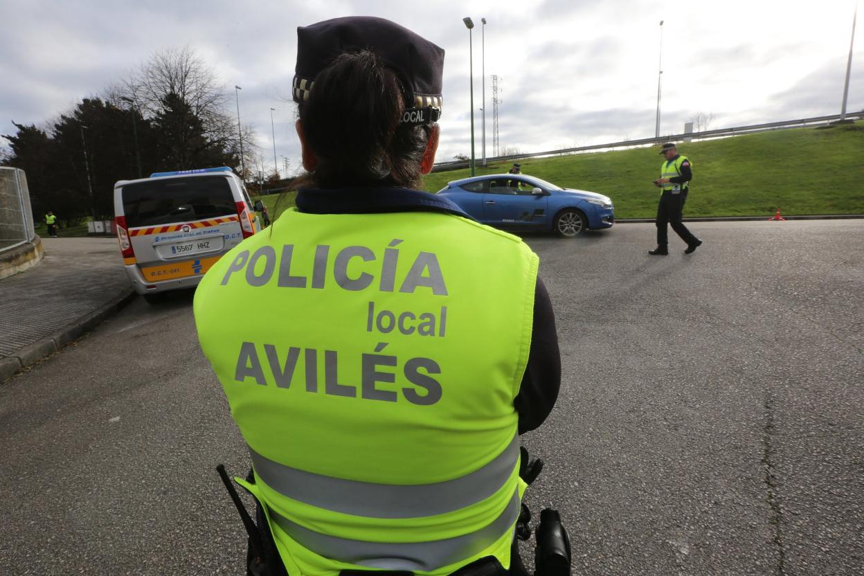 Un control de la Policía Local en la zona de Los Canapés. 