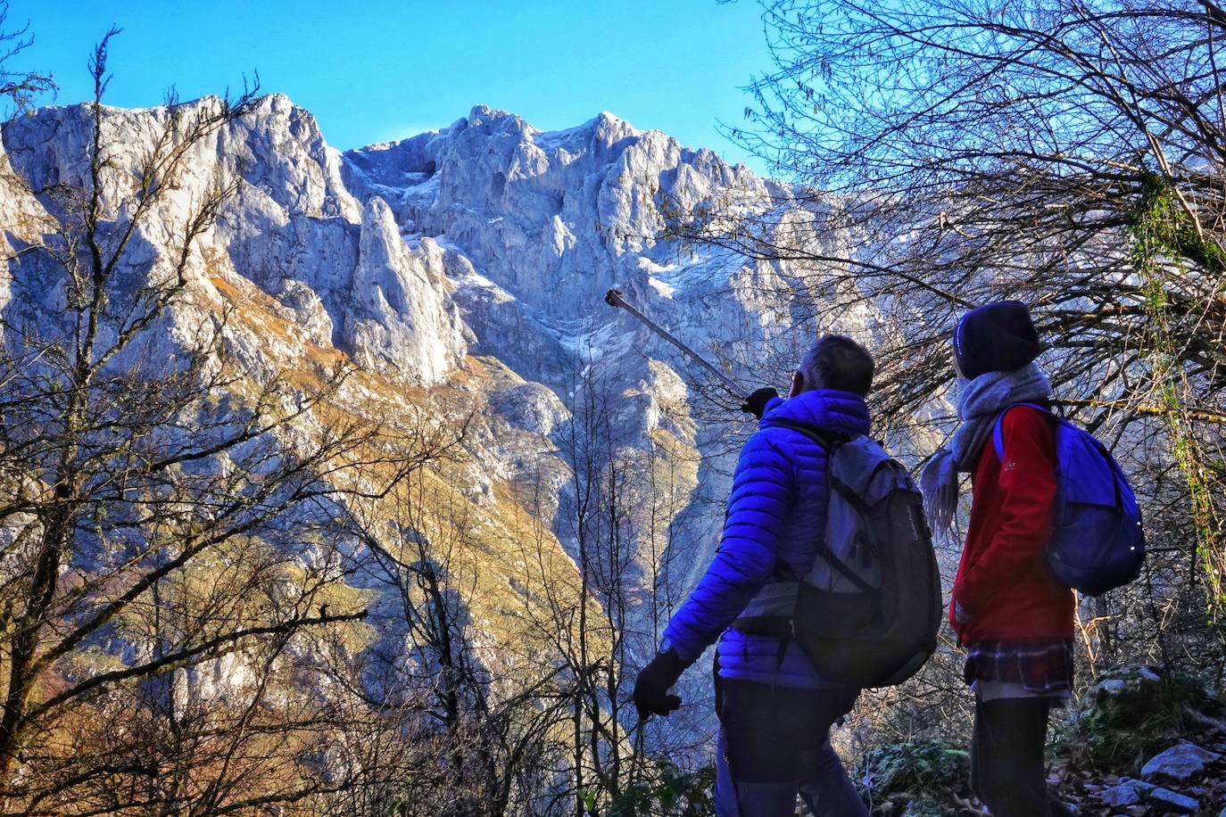 Entre el puerto del Pontón y el municipio de Amieva, atravesando el Parque Nacional de los Picos de Europa, existe un trazado de piedra serpenteante digno de conocer y andar: la senda del Arcedianu 