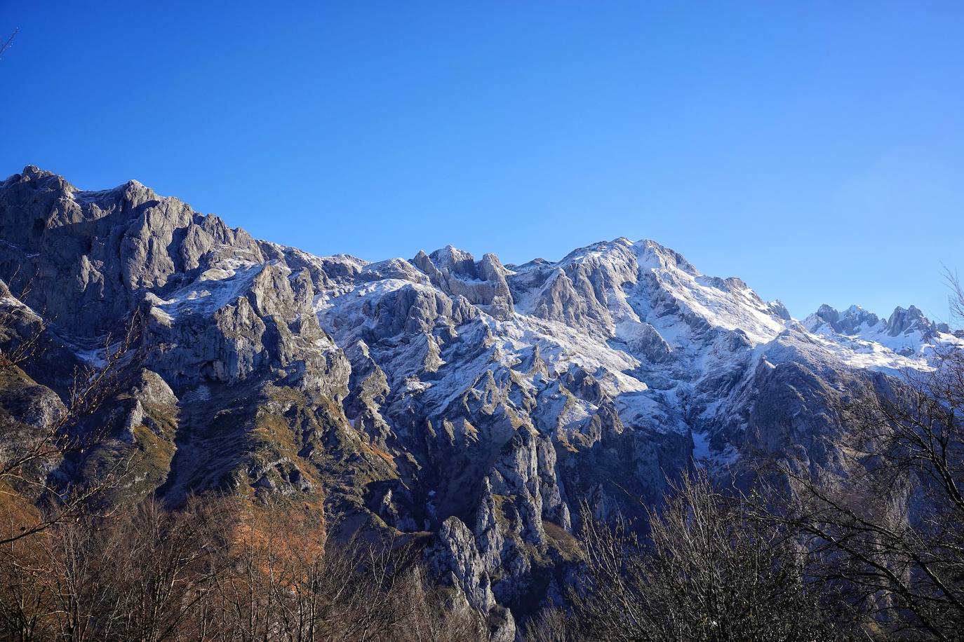 Entre el puerto del Pontón y el municipio de Amieva, atravesando el Parque Nacional de los Picos de Europa, existe un trazado de piedra serpenteante digno de conocer y andar: la senda del Arcedianu 