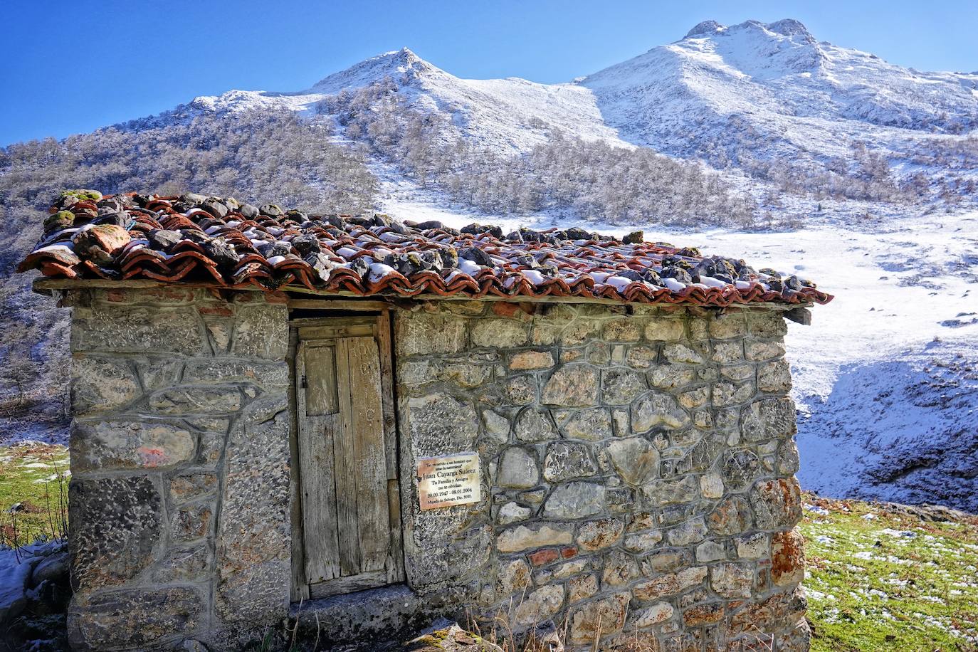 Entre el puerto del Pontón y el municipio de Amieva, atravesando el Parque Nacional de los Picos de Europa, existe un trazado de piedra serpenteante digno de conocer y andar: la senda del Arcedianu 