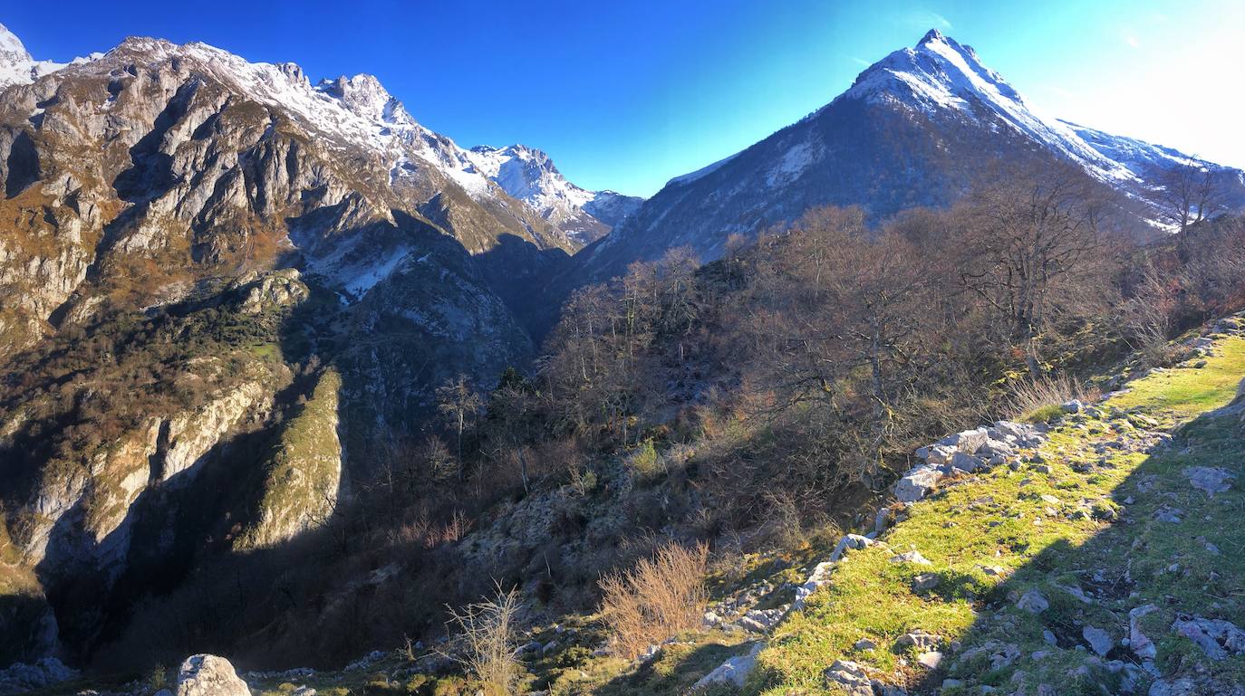 Entre el puerto del Pontón y el municipio de Amieva, atravesando el Parque Nacional de los Picos de Europa, existe un trazado de piedra serpenteante digno de conocer y andar: la senda del Arcedianu 