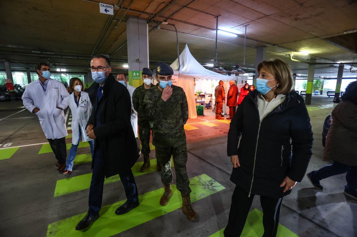 El consejero de Salud, Pablo Fernández, visitó el punto de vacunación del HUCA en compañía de la Delegada del Gobierno, Delia Losa. 