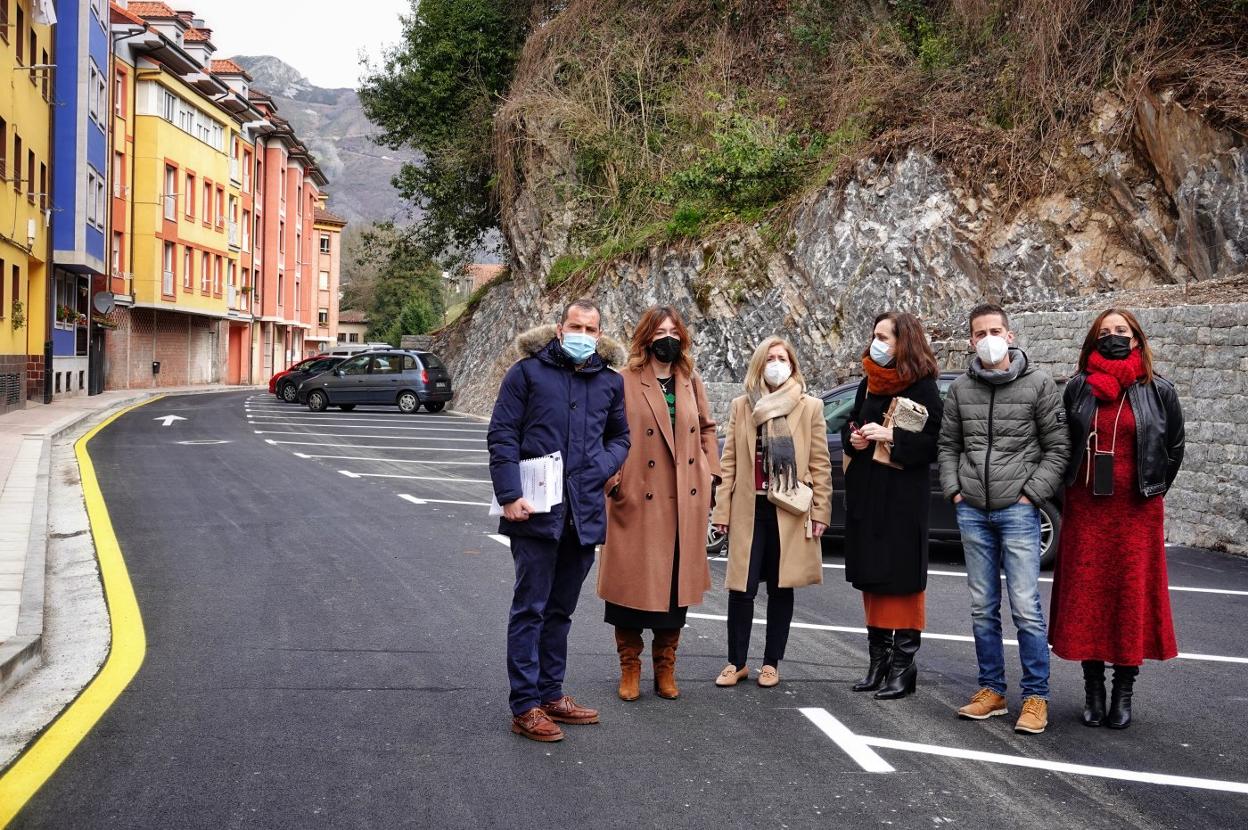 El equipo de gobierno cangués, ayer en la inauguración de la renovada Calzada de Ponga. 
