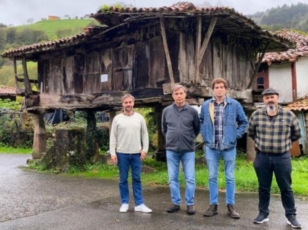 Gerardo Fabián visitó hace unos meses el hórreo junto a varios miembros de la Asociación de Amigos del Hórreo. 