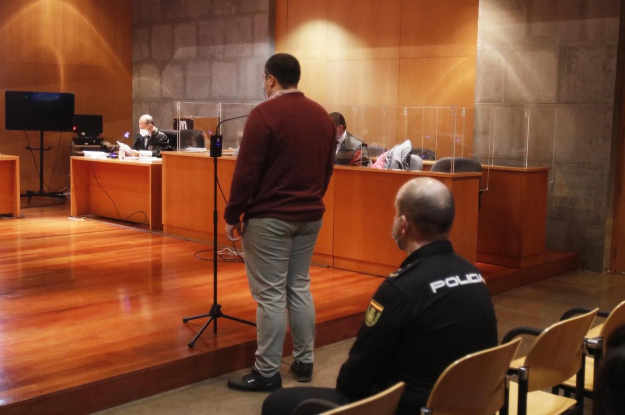 El acusado, ayer, en la Sección Segunda de la Audiencia provincial de Oviedo. 