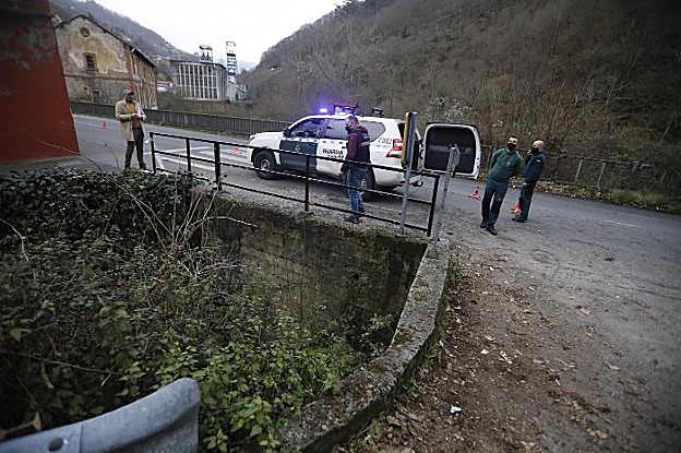 Los agentes desplegados, junto al lugar del suceso. 