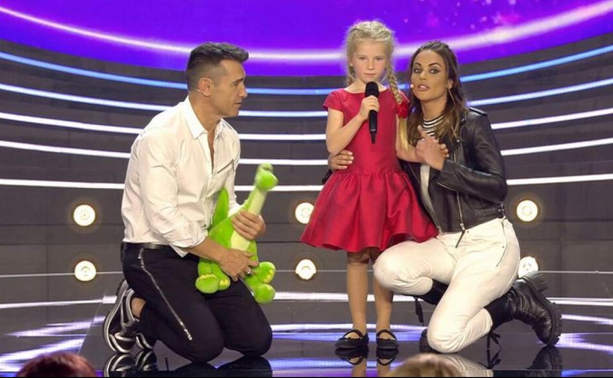 Jesús Vázquez y Lara Álvarez arropan a la pequeña Ema. 