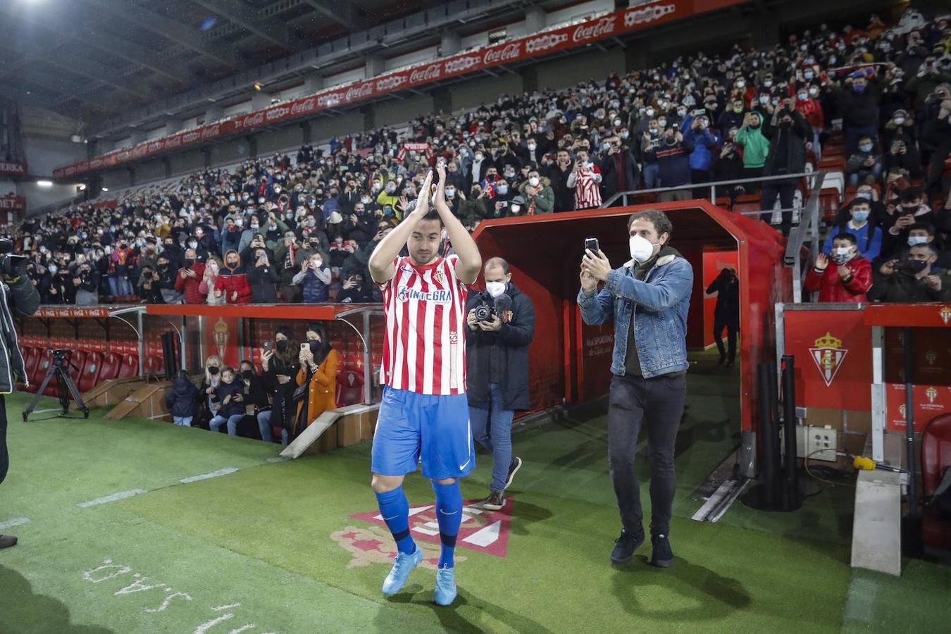 El extremo se presentó este lunes ante medio millar de aficionados que corearon su nombre y celebraron su vuelta al equipo rojiblanco.