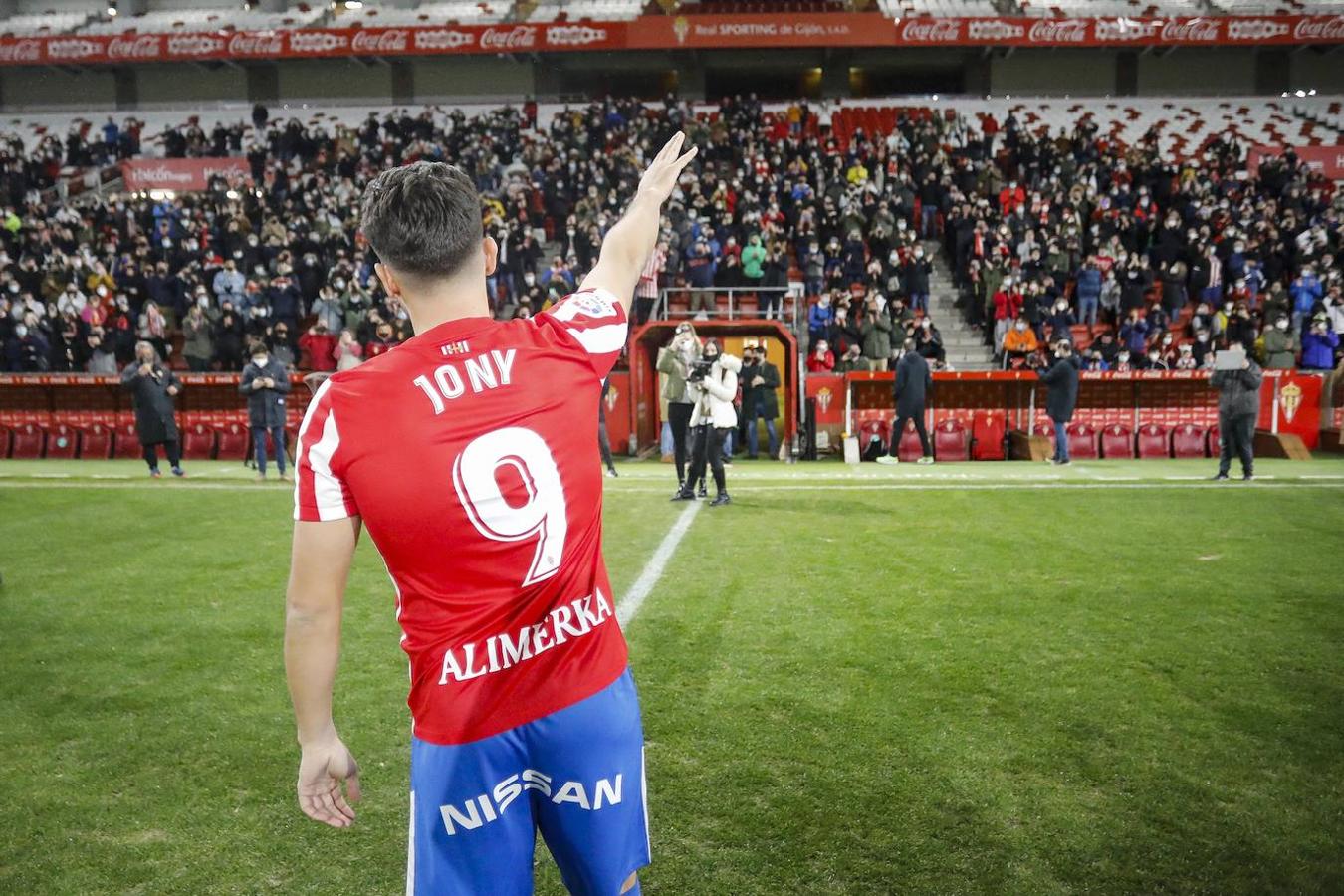 El extremo se presentó este lunes ante medio millar de aficionados que corearon su nombre y celebraron su vuelta al equipo rojiblanco.