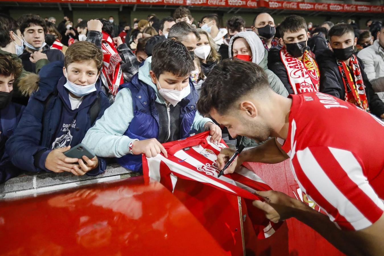 El extremo se presentó este lunes ante medio millar de aficionados que corearon su nombre y celebraron su vuelta al equipo rojiblanco.